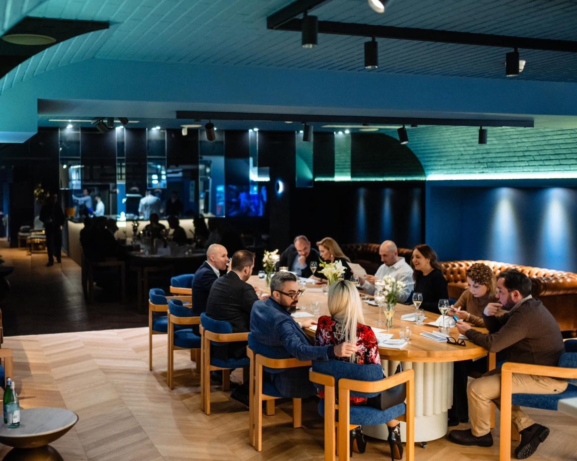 Mai multi oameni iau masa in restaurantul de fine dining L'Atelier Relais & Chateaux din București, potrivit pentru petrecerea de Crăciun a firmei sau petreceri corporate