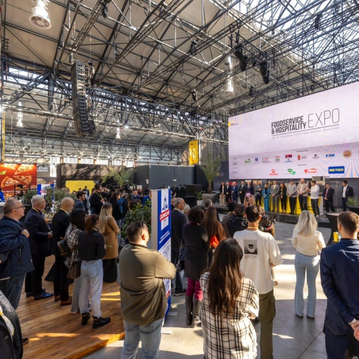 mai multi oameni participa la un târg HoReCa