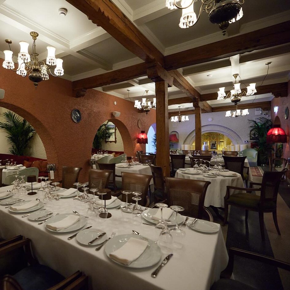 Crama din cadrul restaurant Casa Alba, cu decor rustic elegant