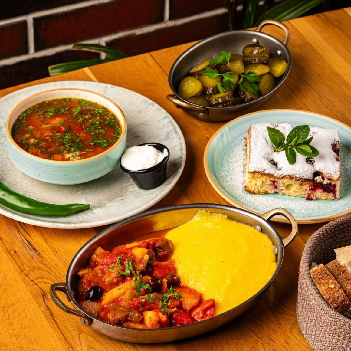 masa cu mai multe preparate romanesti de la City Grill. Oferte de Black Friday în restaurante București