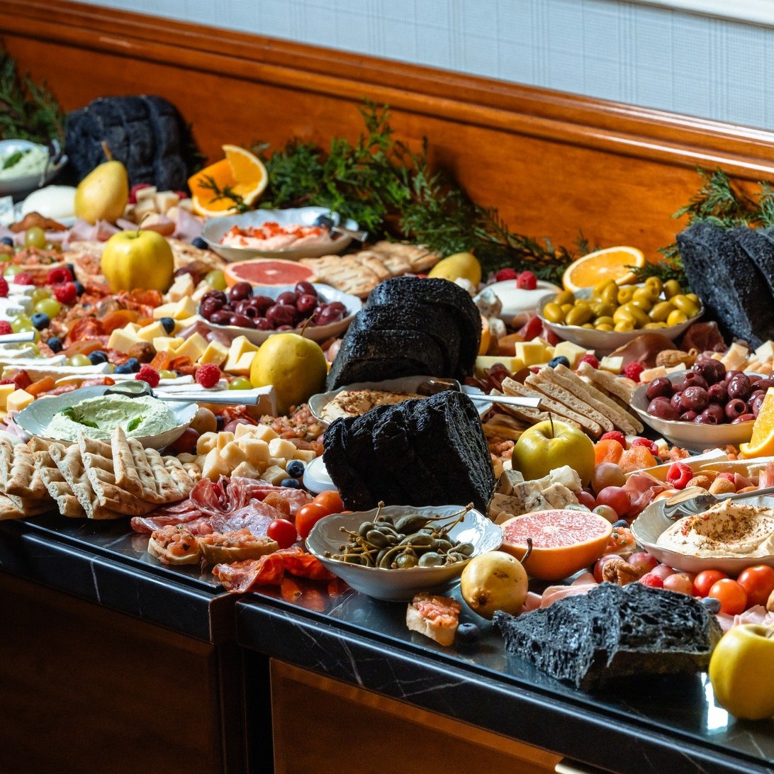 bufet suedez pentru o cină corporate la Suter Palace