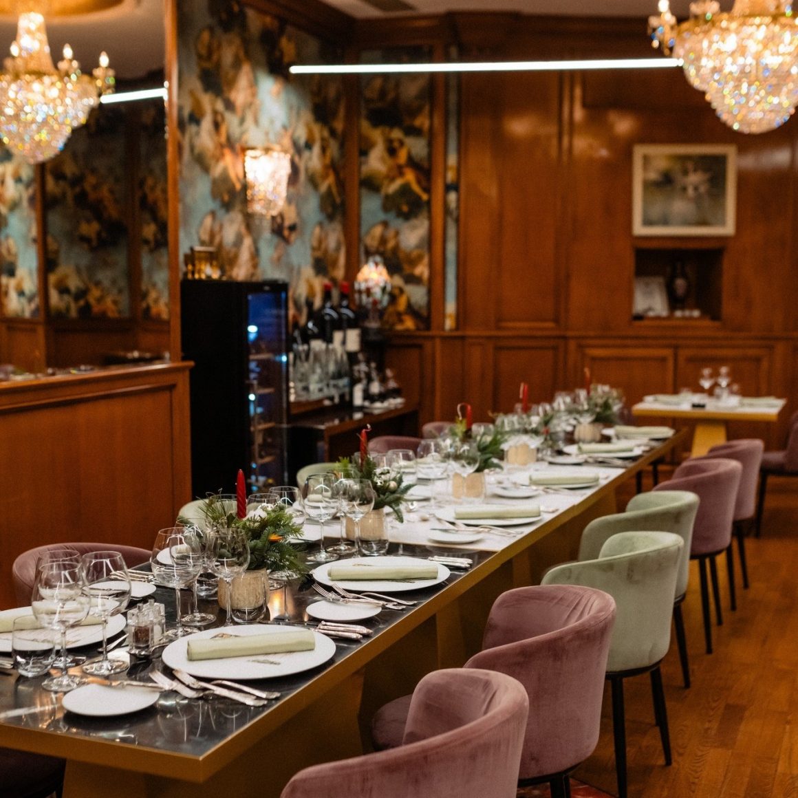 Masă aranjată festiv la restaurant Gramont de la Suter Palace, pentru o petrecere de Crăciun a firmei
