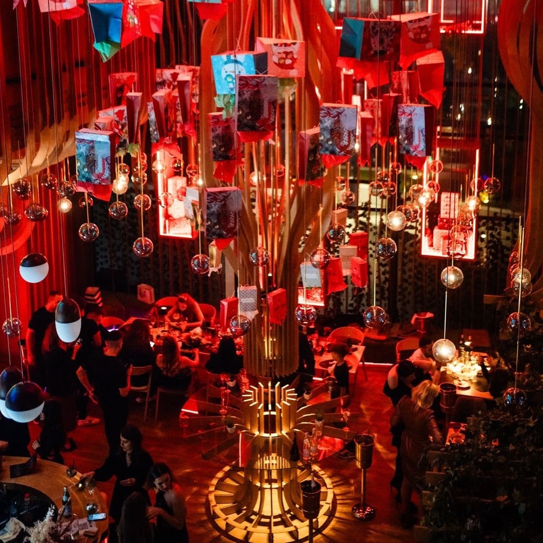 Mai mulți oameni la petrecere la Moki București,