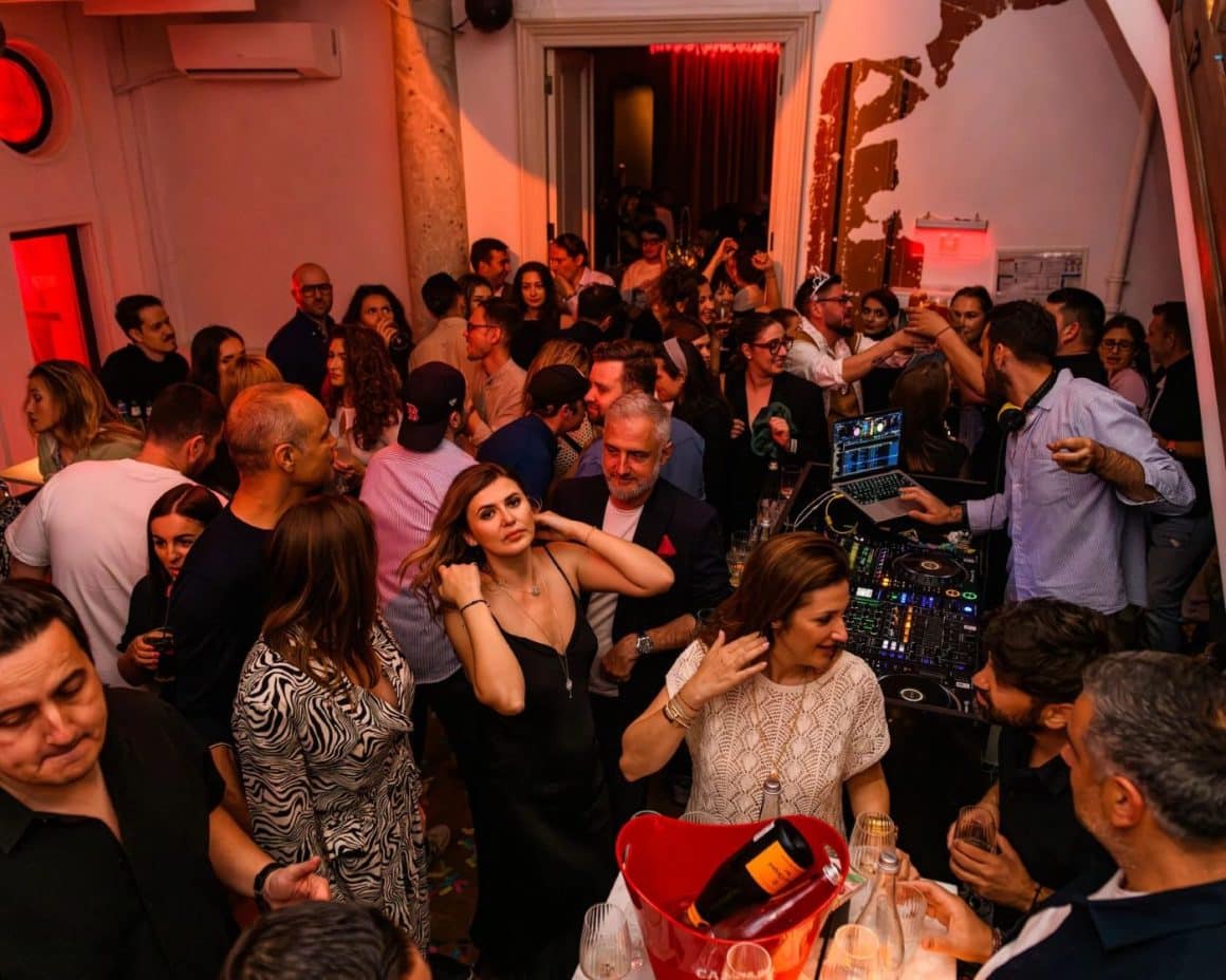 mai mulți oameni la petrecerea de Crăciun a firmei la restaurant La Grande Bellezza București