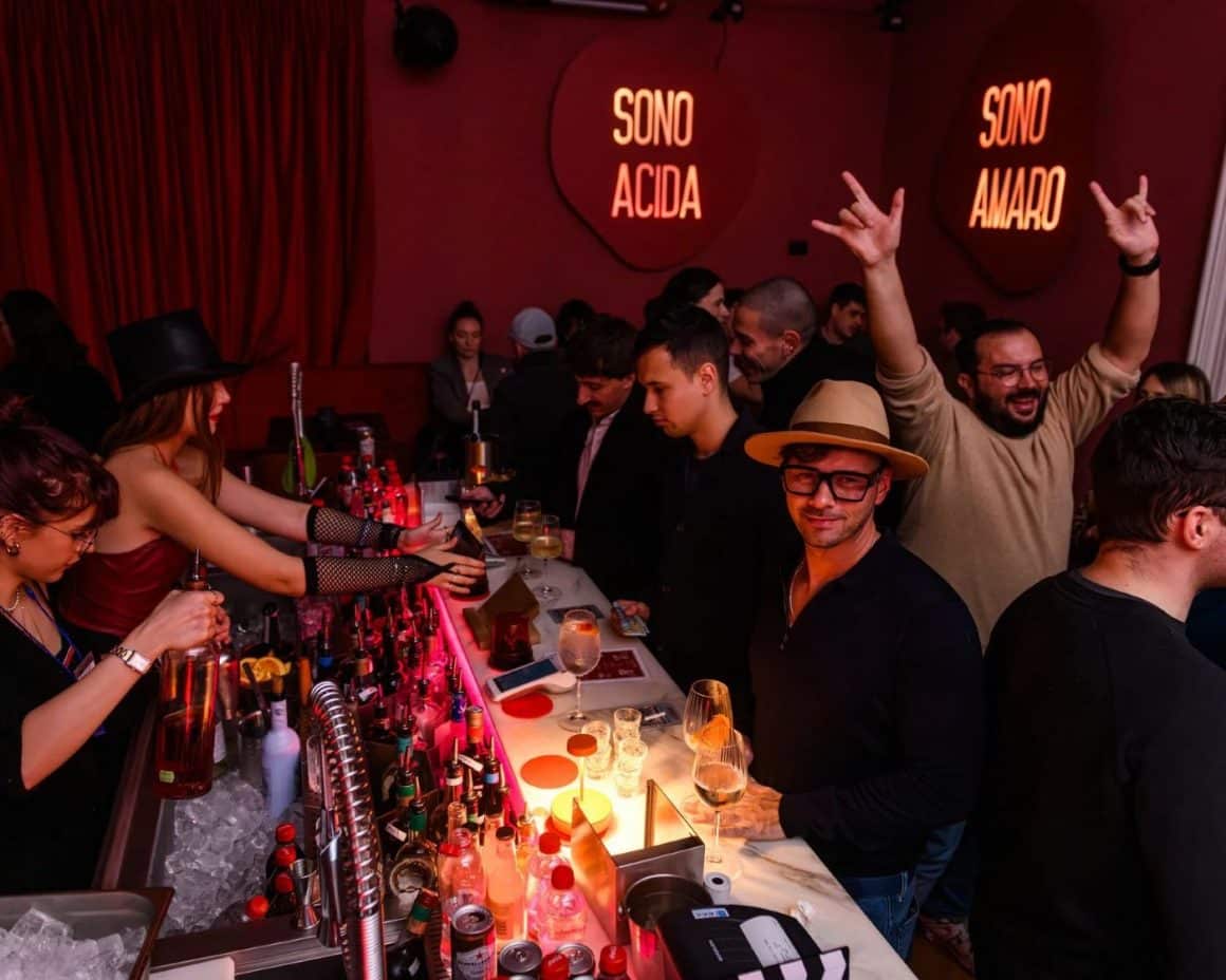 mai mulți oameni la petrecerea de Crăciun a firmei la restaurant La Grande Bellezza București