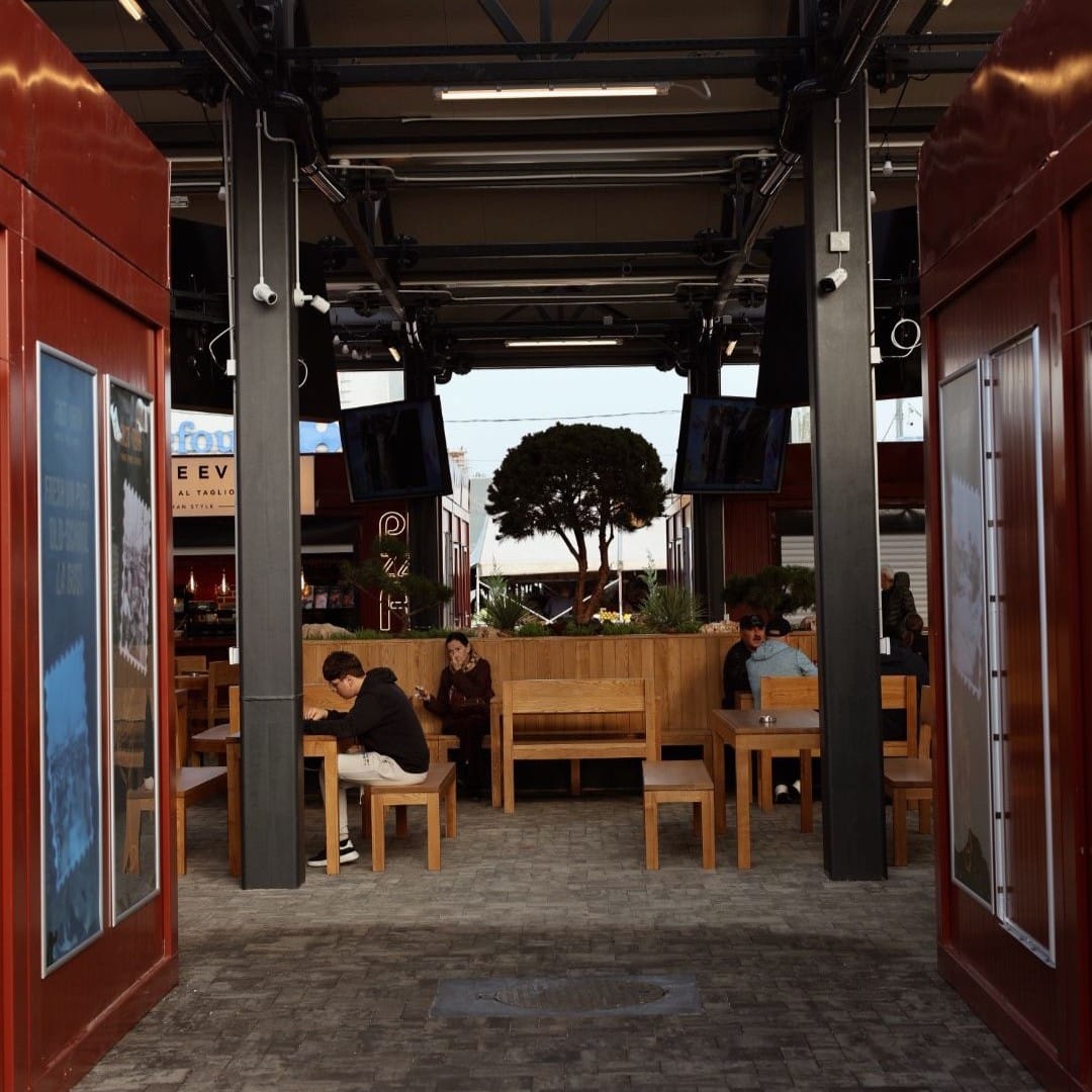 Oameni iau masa la Gust Obor București