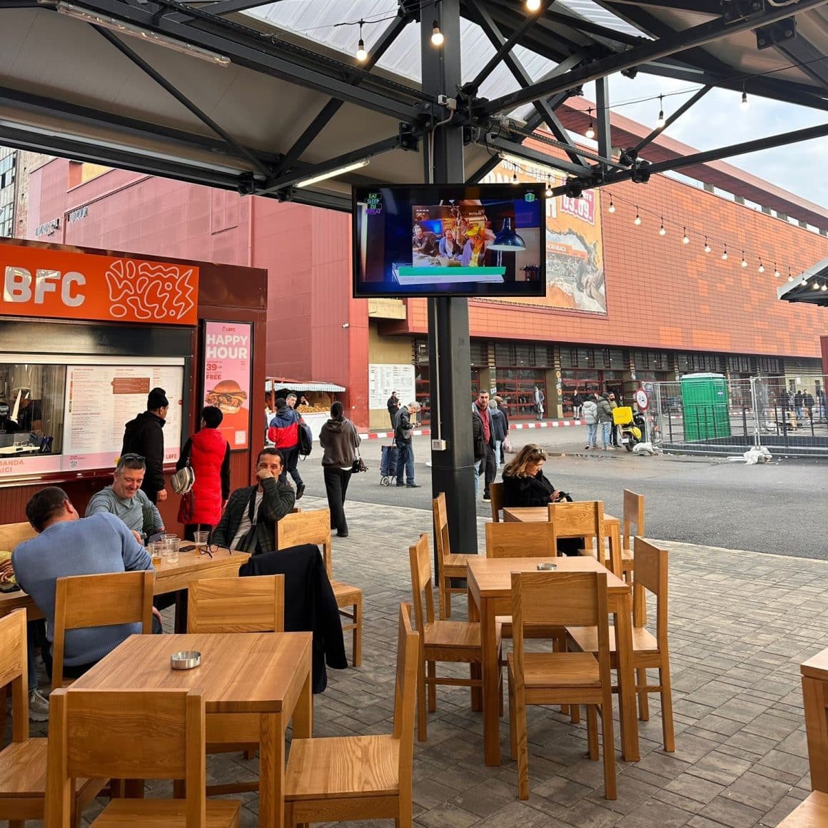 Oameni iau masa la Gust Obor din Piața Obor
