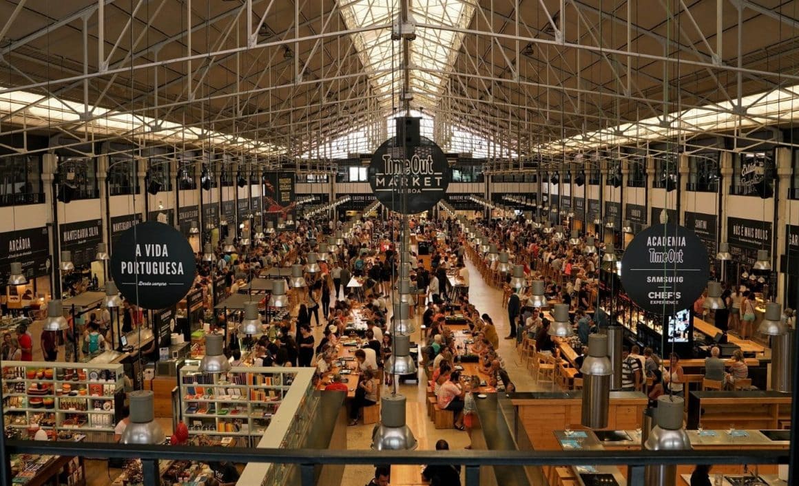 imagine de ansamblu din food hall Time Out din Lisabona