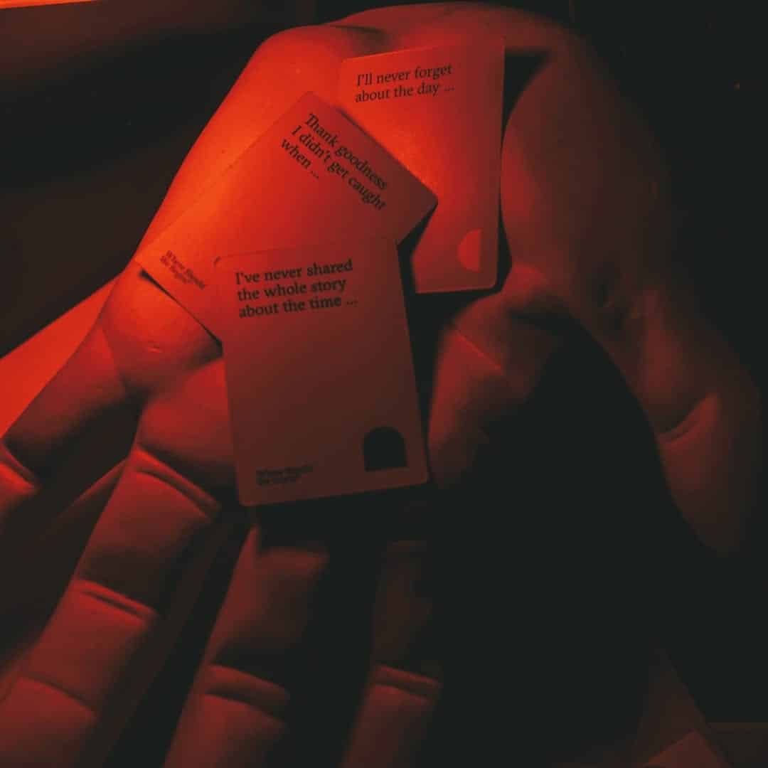 cartonase cu intrebari tinute intr-o palma de lemn