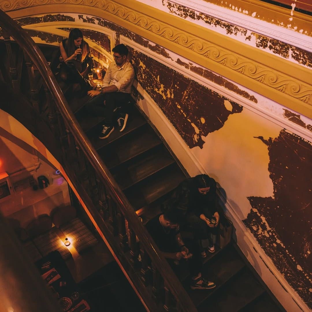 cupluri stau de vorba pe scarile de La Grande Bellezza București. Date night La Grande Bellezza. Serata Romantica