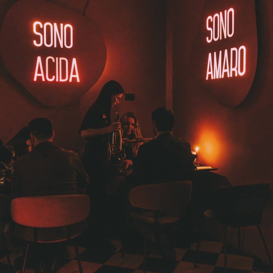 Cupluri la cină intr-o atmosfer aintima cu lumini difuze. Date night La Grande Bellezza. Serata Romantica