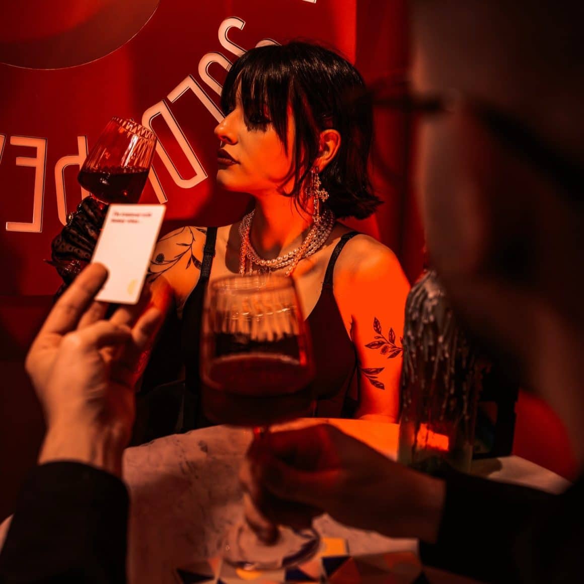 Tanara bea un pahar de vin rosu la La Grande Bellezza