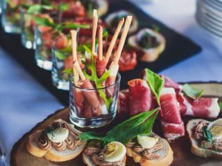 7 idei practice de finger food și deserturi de sezon pentru petrecerea de Crăciun a firmei