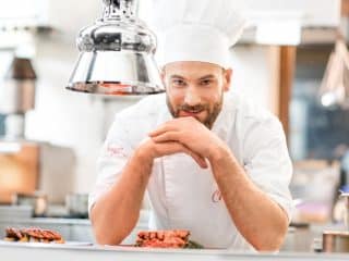 Cei 5 bucătari cei mai mediatizați din lume: când gastronomia devine spectacol