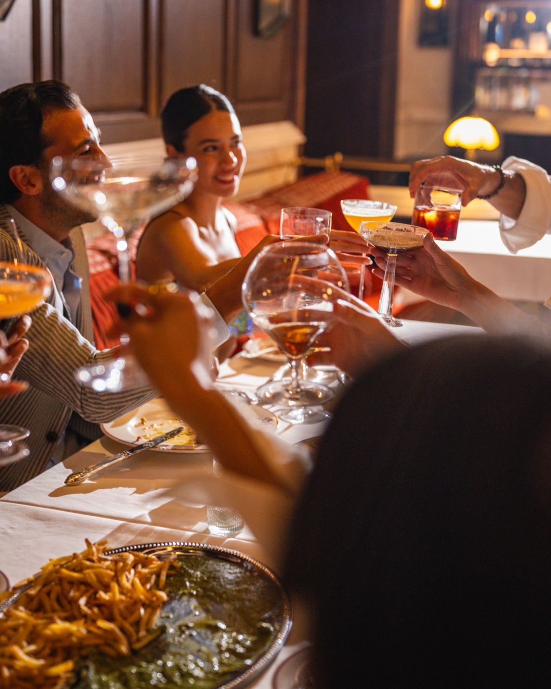 Mai multi oameni iau o cina eleganta la Zaaf