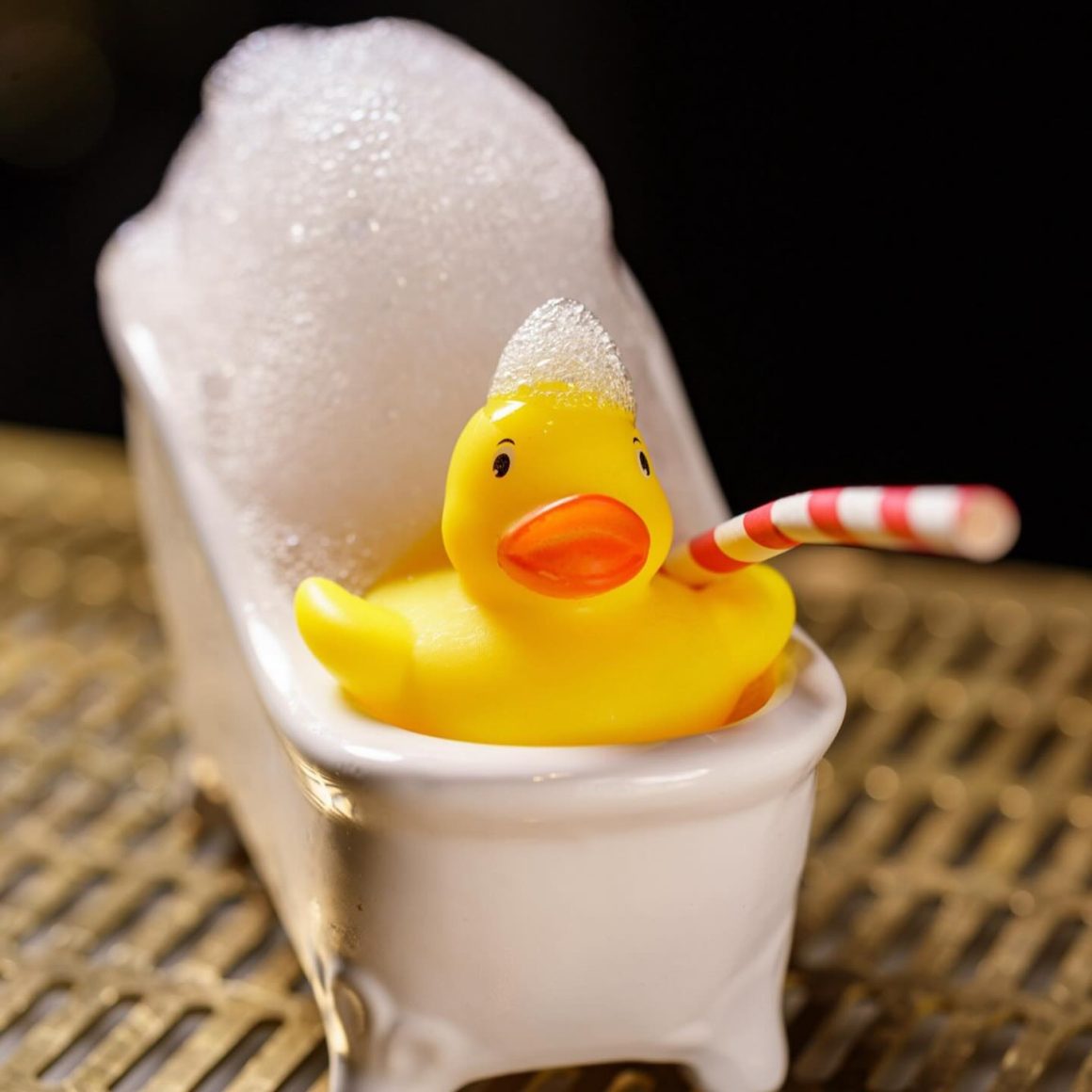 Mocktail Duck’n’Roses 0% (cu „pahar” în forma unei căzi cu rățușcă) cu lychee, passion fruit și o notă de trandafir.