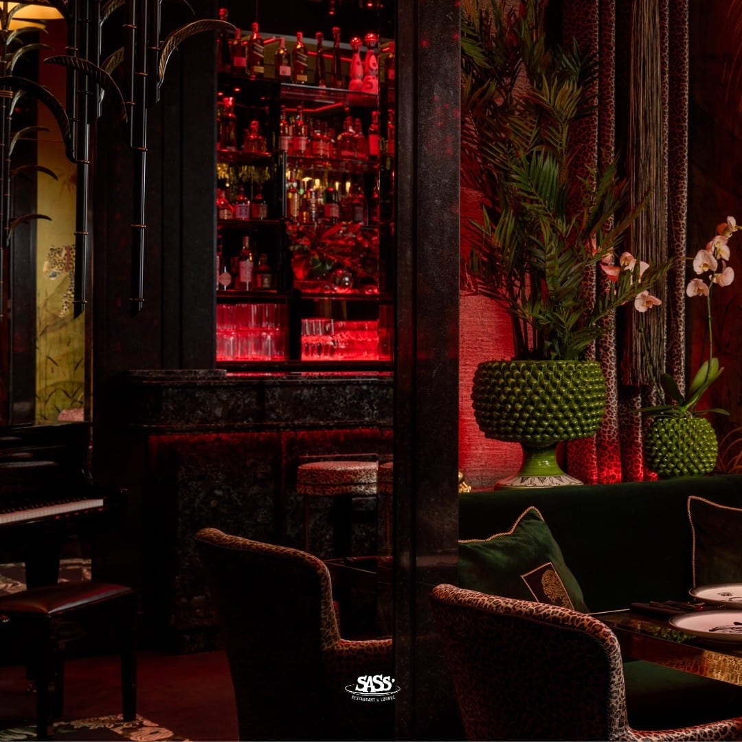 Imagine din cadrul restaurantului Sass, restaurant de lux amenajat opulent