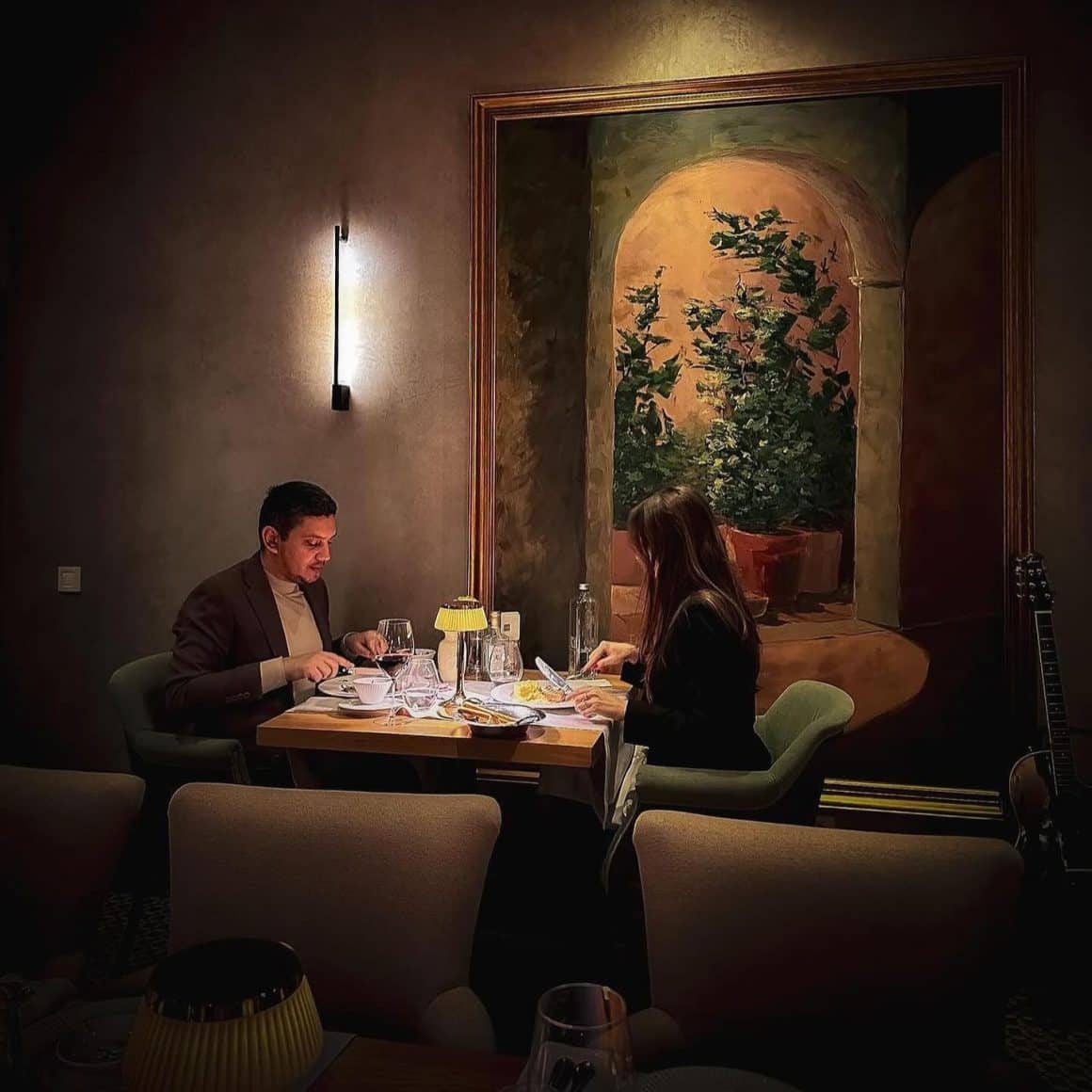Cuplu de îndrăgostiți ia o cină romantică la restaurant Poesia, best date spot din București