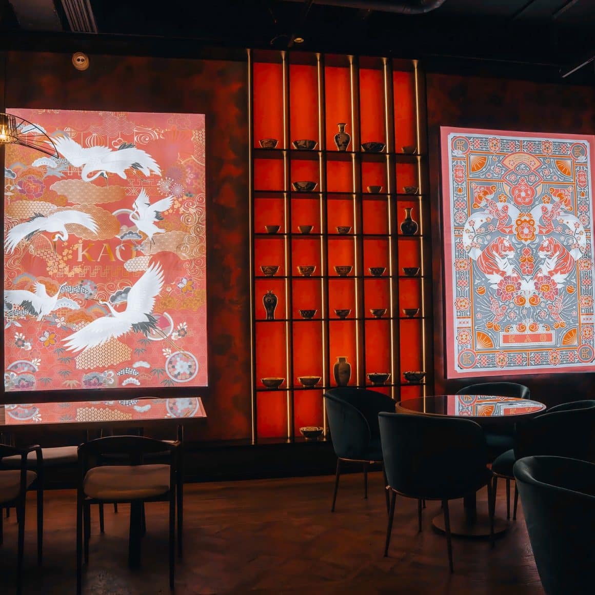 Interior in stil asiatic, cu motive chinezești, la restaurant Kao, unul din cele mai instagramabile date spots din București unde să ieși la o cină romantică