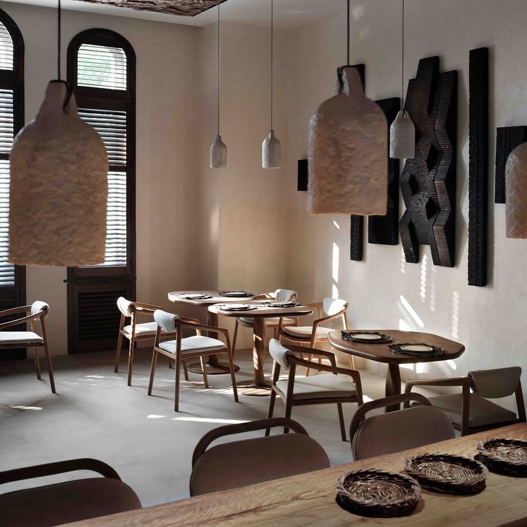 Imagine din cadrul restaurantului de fine dining eto, amenajat minimalist, elegant, un loc bun pentru date night