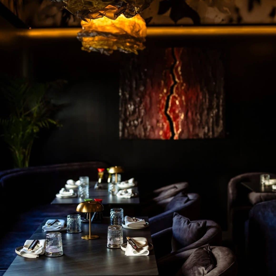 mese in decorul inchis la culoare de la restaurant Zen Sushi Dorobanți, potrivit pentru date night