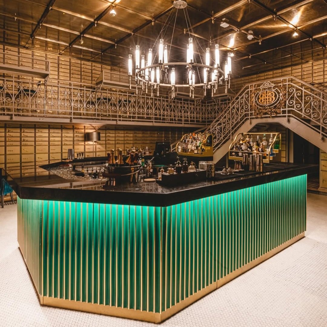 Imagine din cadrul barului The Vaul, din cadrul The Marmorosch, unul din cele mai instagramabile date spots din București unde să ieși la o cină romantică