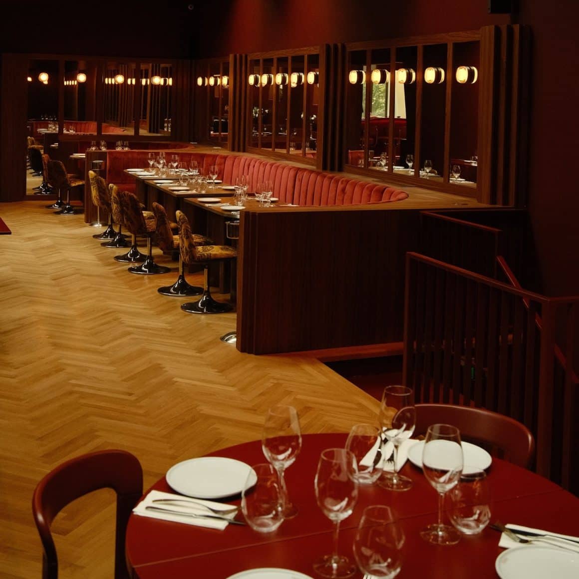 Imagine din cadrul restaurantului Tabra, amenajat in burgundy si lemn, un loc cu atmosfera intima