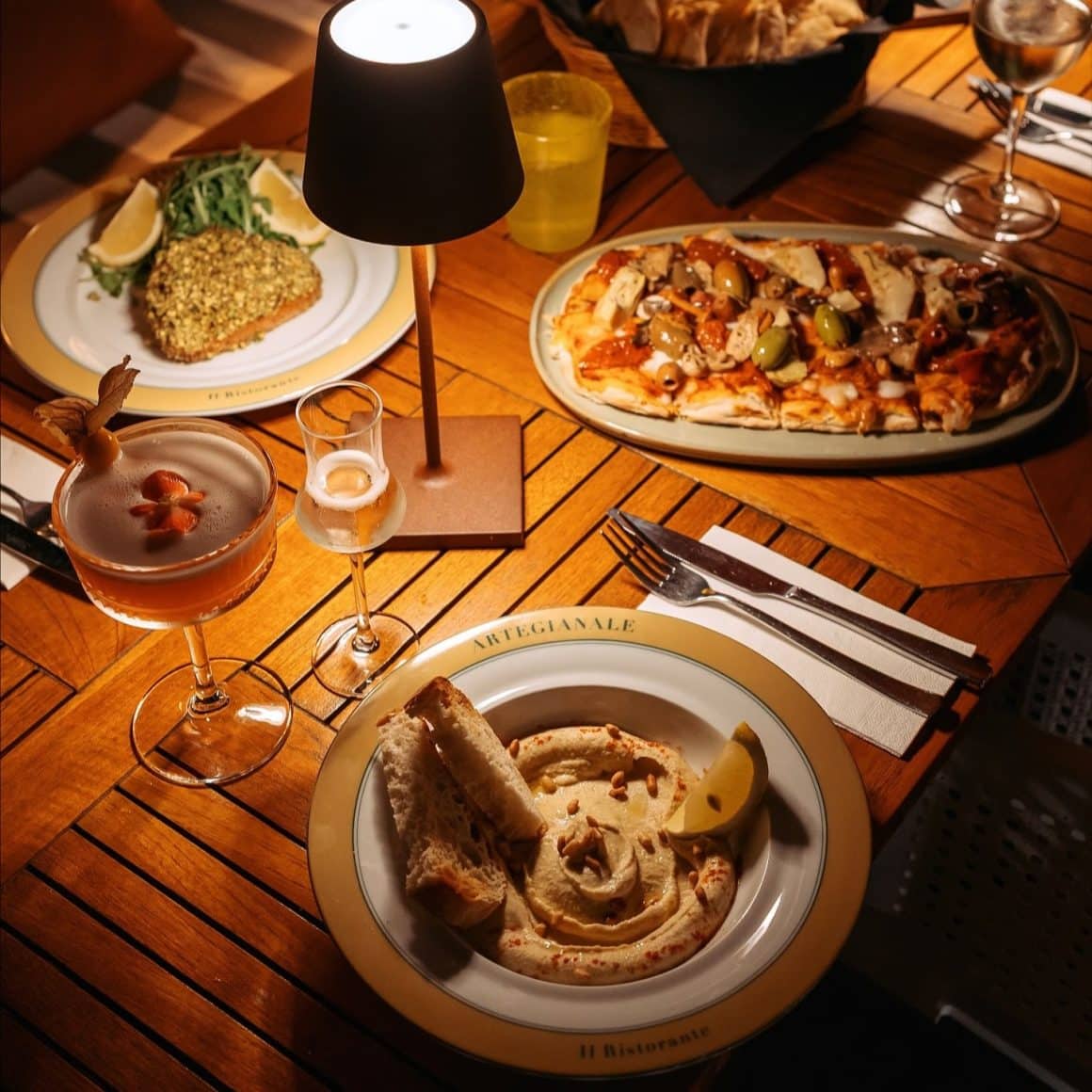 Farfurii cu mancare italiana pe o masa la restaurant