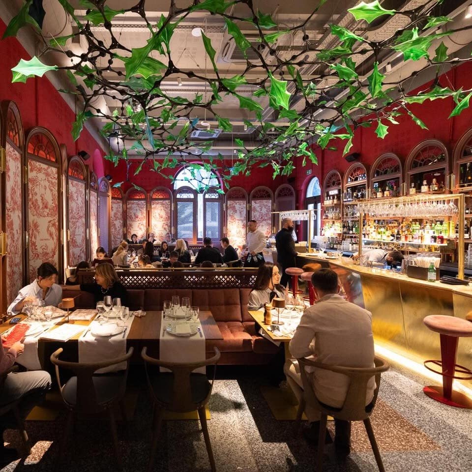 mai multi oameni iau cina la Imagine din cadrul restaurantul Casa Fratelli