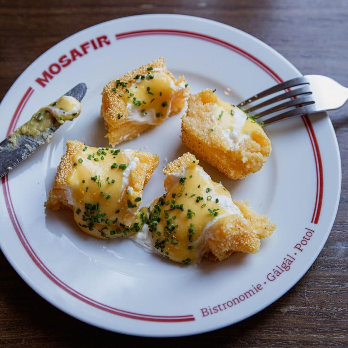 Comfort food trends 2026: mămăligă friptă, crocantă la exterior și moale în interior, umplută cu smântână coaptă și o cremă de ou fină, făcută cu brânză de capră. de la Mosafir