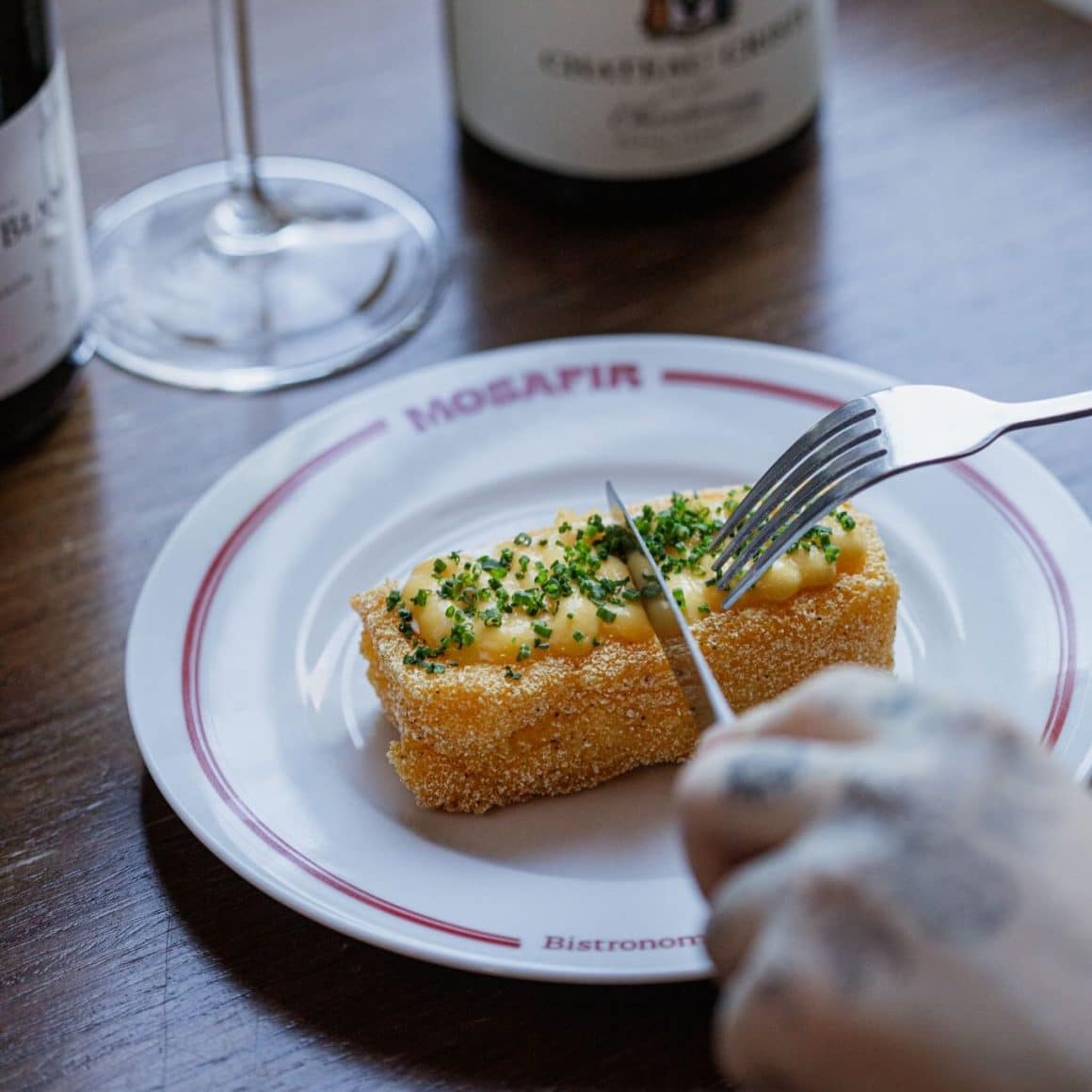 mămăligă friptă, crocantă la exterior și moale în interior, umplută cu smântână coaptă și o cremă de ou fină, făcută cu brânză de capră.