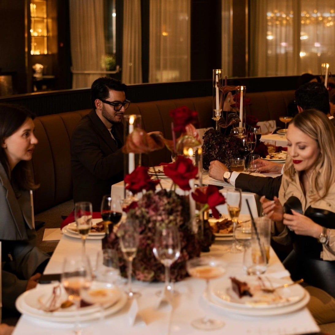 Mai multi oameni iau o cina romantică în cadrul Jorj Restaurant București