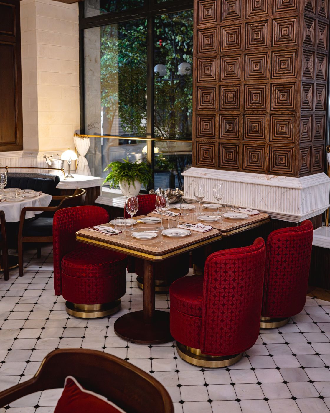 Interiorul restaurantului Zaaf, unul din cele mai instagramabile date spots din București