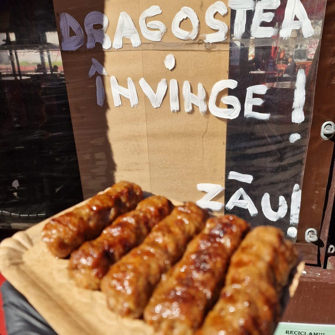 Mici la grătar cu muștar serviti la Terasa Obor București