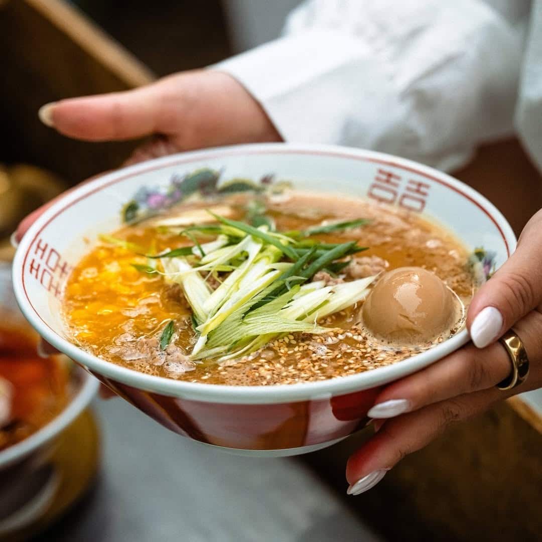 Supă ramen tonkotsu cu chashu de porc și ou marinat de la Barukan Ramen București