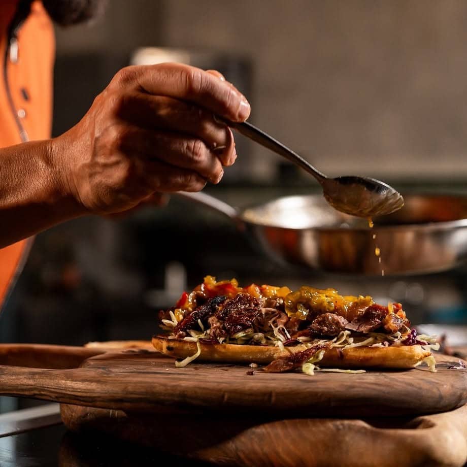 Sendvișul Rățușca Portocalie cu rață gătită lent de la Zmoke București