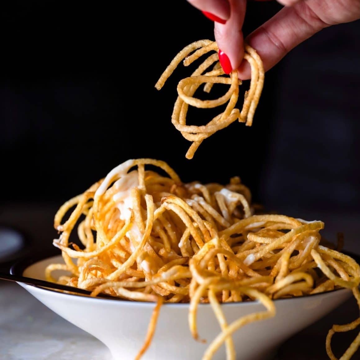 Cartofi prăjiți tăiați subțire la Alba Bar Gastronomic București