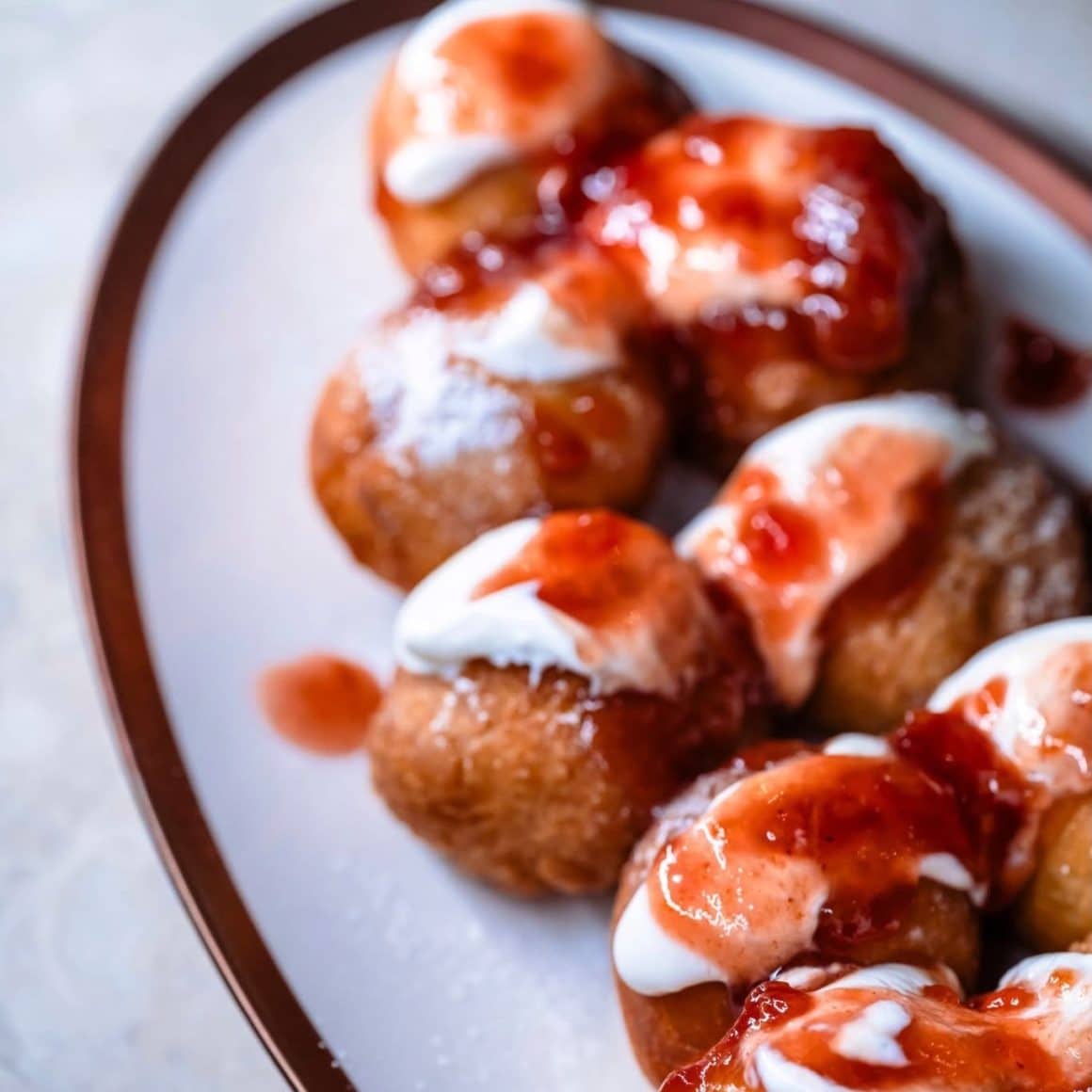 Papanași cu smântână și dulceață de vișine la Alba Bar Gastronomic București