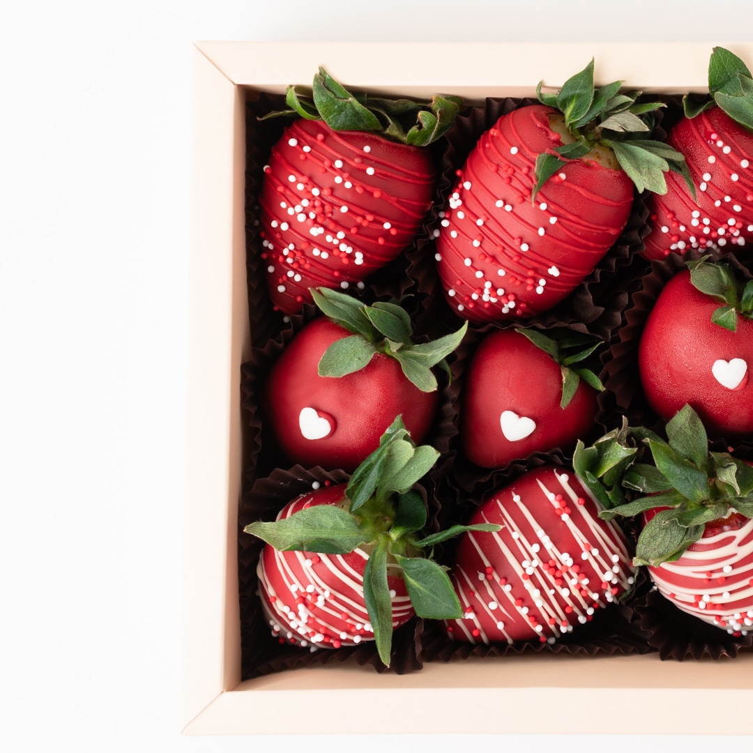 Capsuni trase in ciocolata si ambalate in cutie de martisor, cu snur alb si rosu. Mărțișoare comestibile de la BerryO