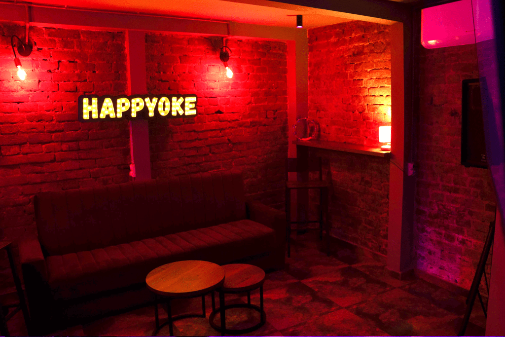 Una din camerele private de karaole de la Happyoke din București