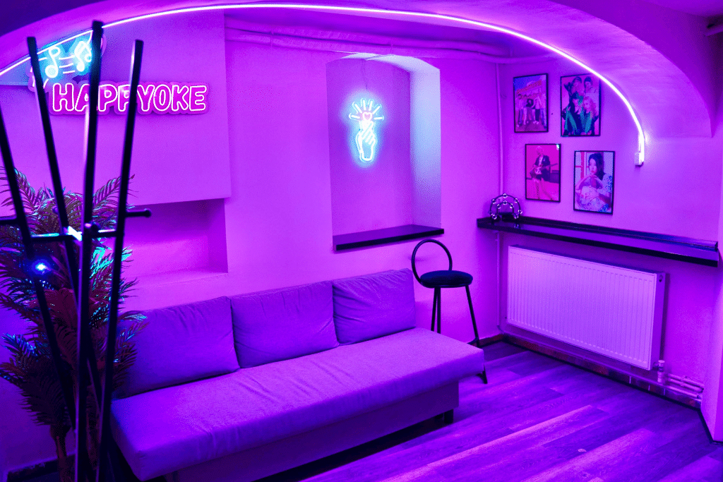 Una din camerele private de karaole de la Happyoke din București