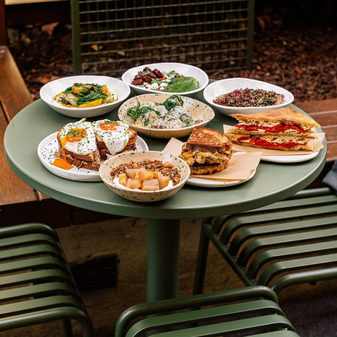 Brunch cu ouă Benedict și cafea la Baristro București