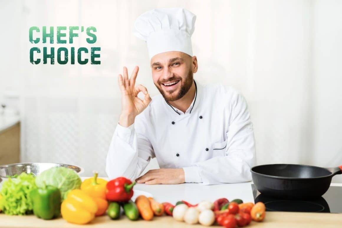 Barbat imbracat in uniforma de bucatar, la bancul de lucru din bucătărie. meniurile omakase sau Chefțs Choice