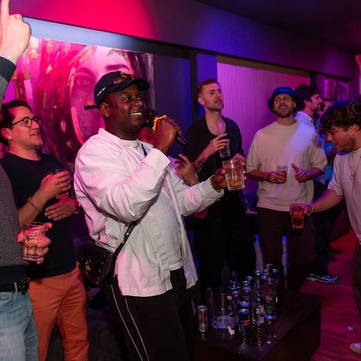 Grup de baieti la o iesire in club