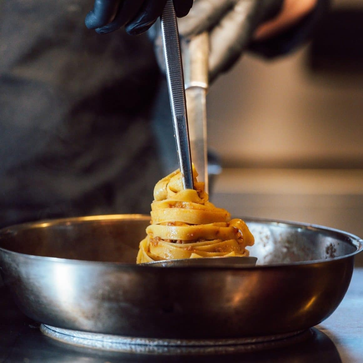 Paste proaspete rulate servite în farfurie metalică la Grano București