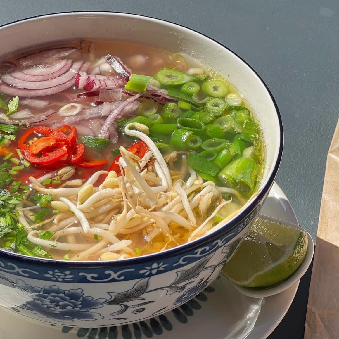 Supă Pho Bo vietnameză cu tăiței de orez și ierburi proaspete de la Hushimo București