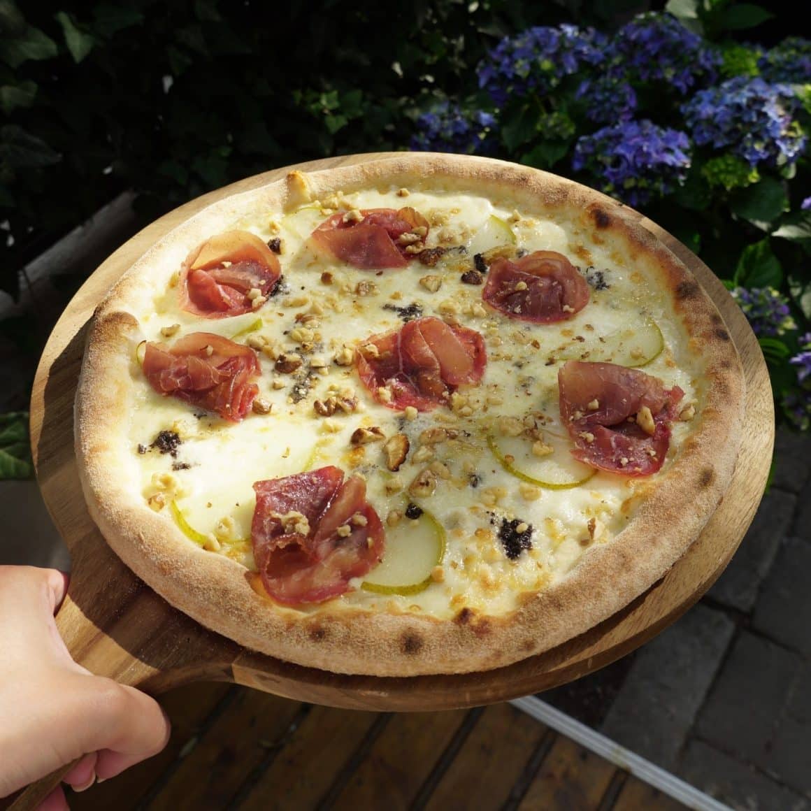 Pizza Capris Bliss cu bresaola, pere coapte și gorgonzola de la Gioya București