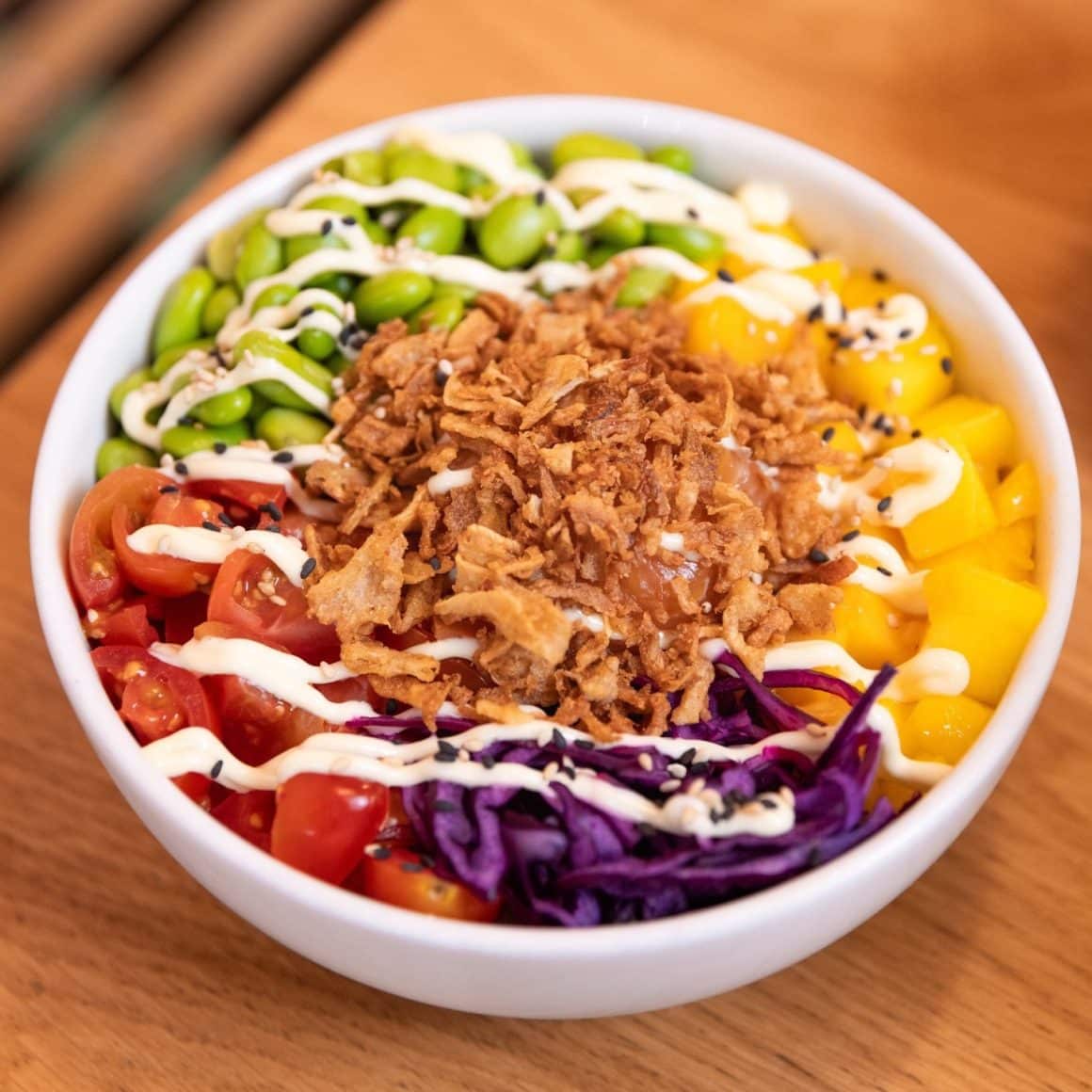 Poke bowl colorat cu somon, avocado și edamame de la Poke House București