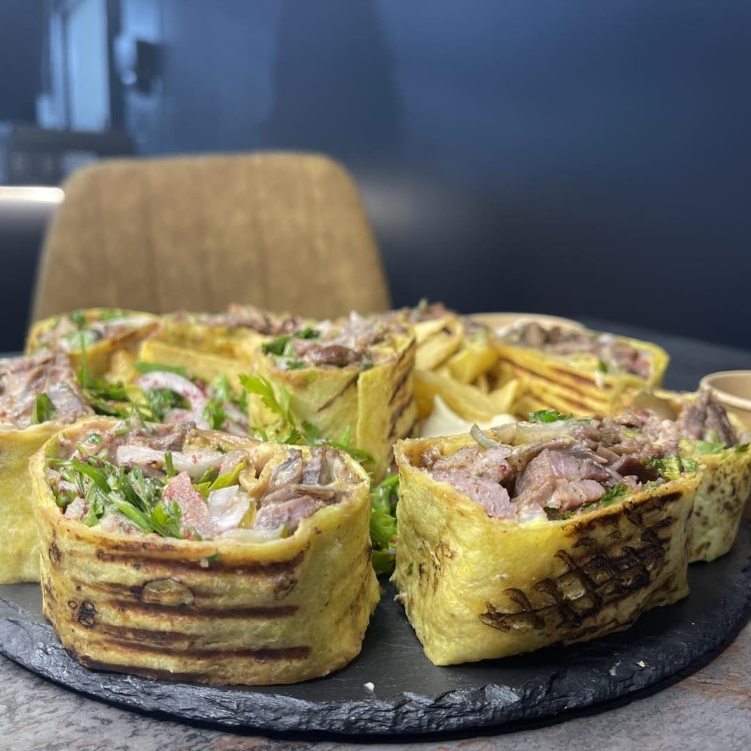 Shaorma arăbească cu carne fragedă și legume proaspete de la Mr. Laziz București