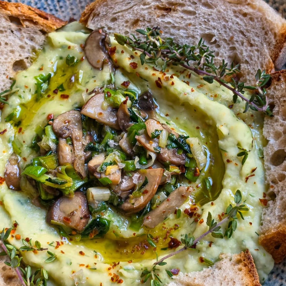 cremă de fasole cu ciuperci sotate și pâine cu maia, mâncare de post București Bucătăria localfood